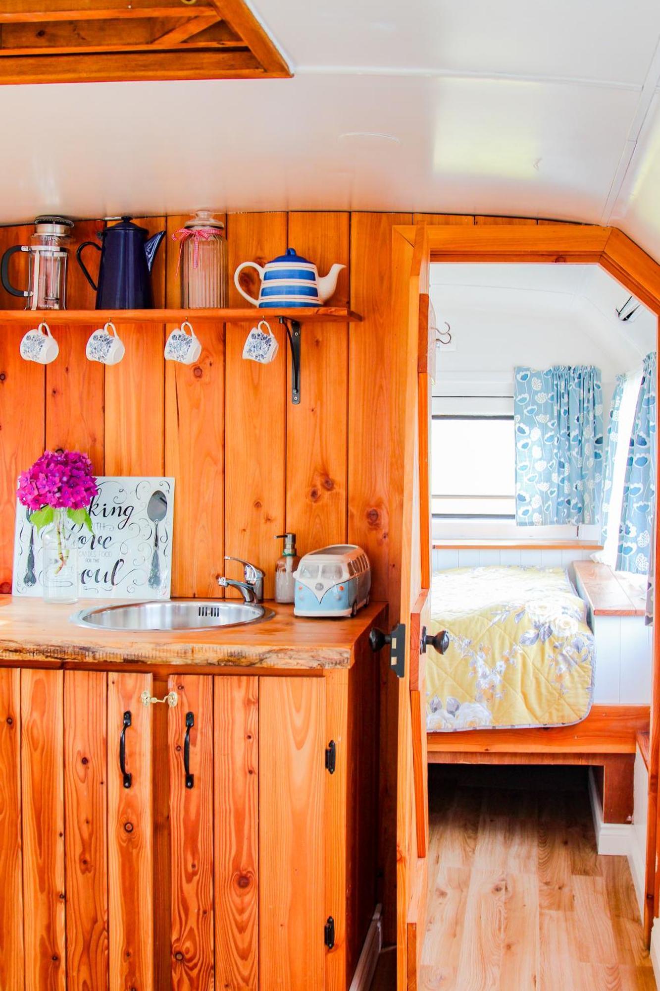Hotel Double Decker Bus At Valentia Island Escape Chapeltown Zewnętrze zdjęcie
